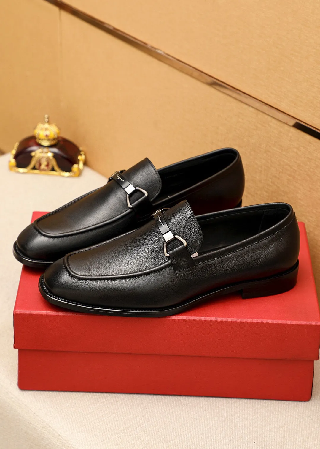 Men's shoes💰460💰 Product trademark: Ferragamo "Ferragamo" casual leather shoes Regular size: 38-44 (45🉑️customized) Product materials: Selected imported first-layer calfskin upper + luxury hardware buckle, imported water-dyed cow leather lining. Strong three-dimensional visual effect, original outsole Color: 3⃣️colors available